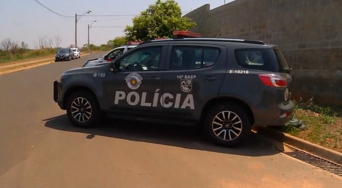 Equipes da Polícia Militar, incluindo o Batalhão de Ações Especiais de Polícia (Baep), foram imediatamente ao local e localizaram o suspeito na área de mata.