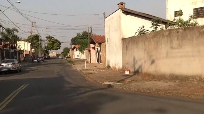 Ao chegar ao local, a Polícia Militar foi surpreendida ao encontrar um verdadeiro arsenal de armas e munições.