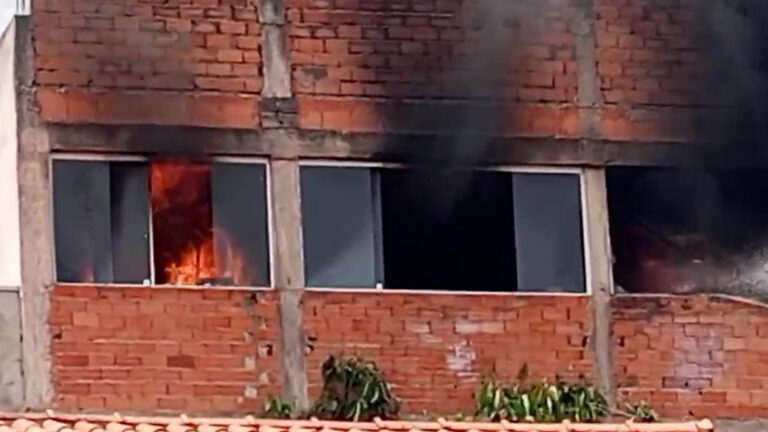 Fogo em residência assusta moradores de Jaguariúna
