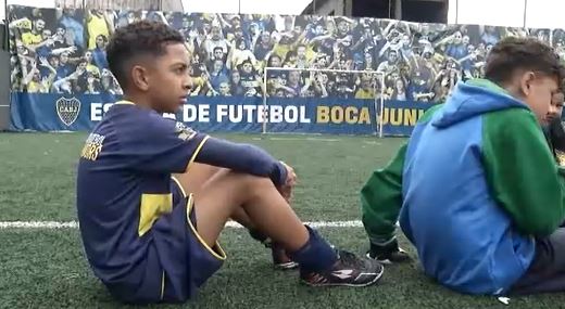 INSPIRAÇÃO: Wellington vende paçoca para realizar o sonho de ser jogador de futebol