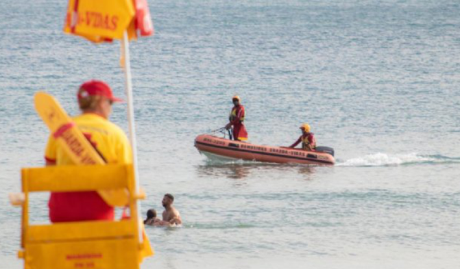 Menino de 13 anos desaparece em mar de Bertioga durante passeio com a família