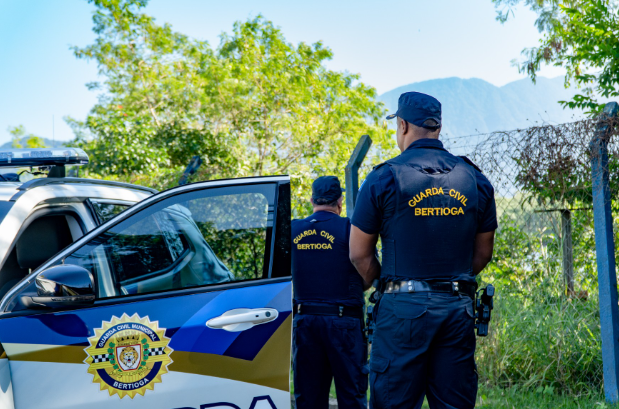 GCM de Bertioga flagra furto de cabos de energia a luz do dia