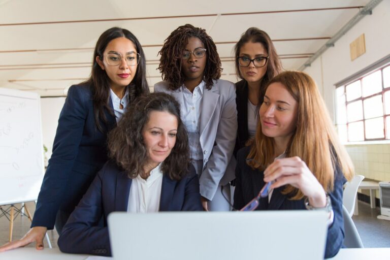 Disparidade salarial cresce, e mulheres ganham 20,7% menos do que homens no Brasil