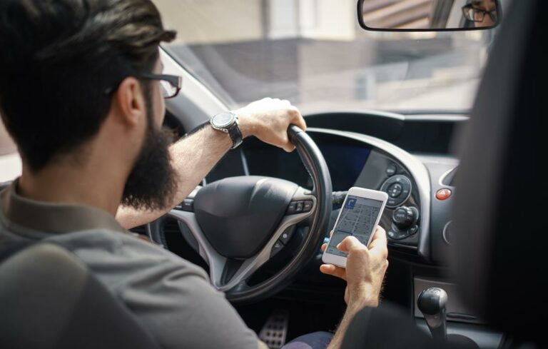 Uso do celular ao volante ainda é uma das infrações mais comuns em SP, diz Detran