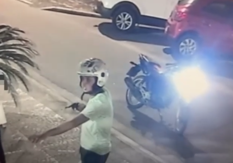 Ladrão armado tenta assaltar mas vai embora sem levar nada após vítima se recusar a entregar pertences em Guarujá; VÍDEO