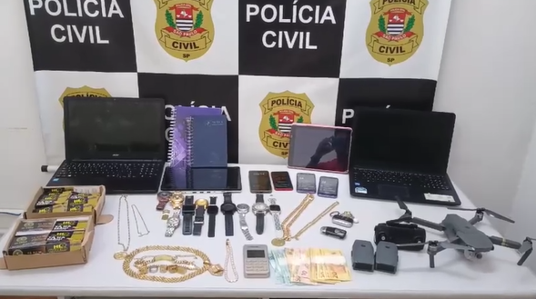 Veículos de luxo e mais de R$ 20 mil são apreendidos em casa de investigado por lavar dinheiro do crime em Praia Grande