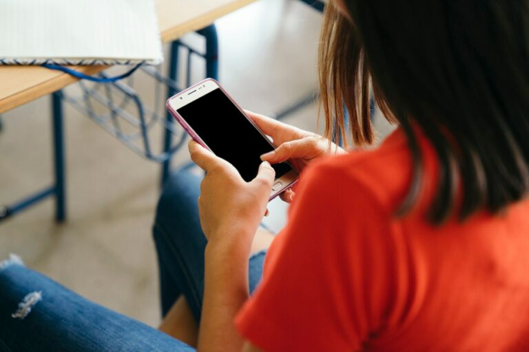 Saiba como funciona o banimento do celular nas escolas