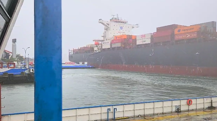 Navio chama atenção ao passar ‘triscando’ em travessia de balsas entre Santos e Guarujá; VÍDEOS