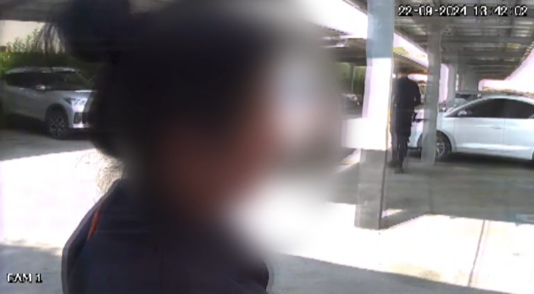 Ao chegar ao ponto de encontro, o homem e o motorista do táxi foram surpreendidos e sequestrados. Os dois foram vendidos e abandonados em uma rua deserta.