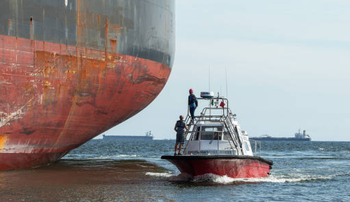 Praticagem bate recorde de manobras em 24 horas no Porto de Santos