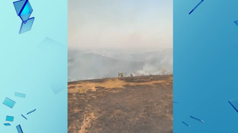Voluntários no combate a incêndio na Serra do Mursa são resgatados por helicóptero águia da PM