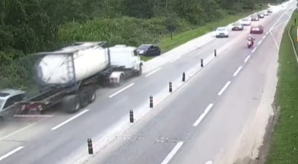 Vídeo mostra caminhoneiro embriagado dirigindo desgovernado em rodovia do litoral, vindo a matar um e ferir duas mulheres