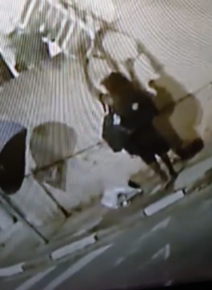 Durante a ação, o suspeito colocou os produtos no muro, e após sair do galpão, os recolheu. No entanto, parte dos materiais acabou sendo deixada para trás, e vários itens foram derrubados no chão.