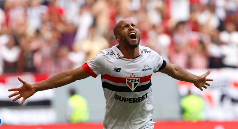 Com 2 a mais e Lucas redimido, São Paulo vence e mantém Corinthians no Z-4