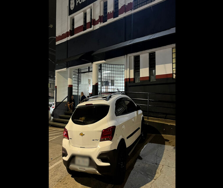 Homem é preso tentando fugir após roubar carro