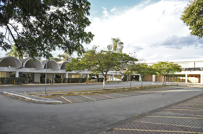 Prédio da UNITAU será alugado para loja por R$ 142 mil em Taubaté