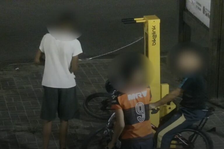 CCO em alerta: Jovens são flagrados tentando vandalizar Ponto de Apoio ao Ciclista de São Vicente
