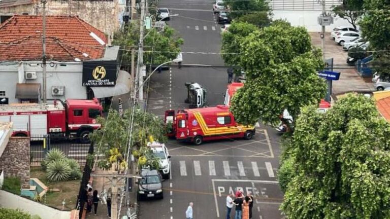 Carro tomba após colisão em cruzamento no centro de Araçatuba