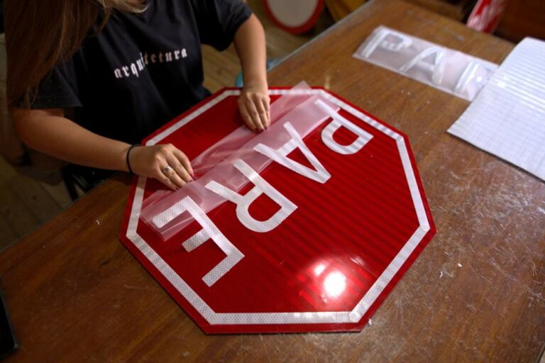 Birigui investe em recuperação de placas e modernização de semáforos para melhorar segurança no trânsito