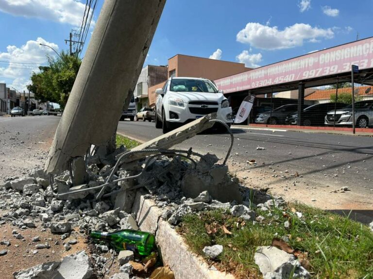 Mulher fica ferida em acidente ao colidir carro contra poste em Araçatuba