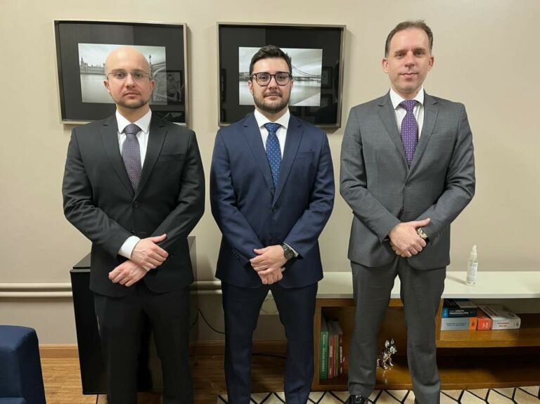 Três juízes substitutos chegam ao Fórum de Araçatuba após aprovação em concurso da magistratura