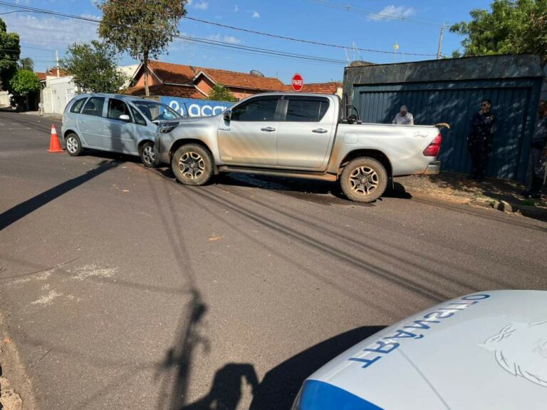 Colisão entre carro e caminhonete deixa mulher ferida em Araçatuba