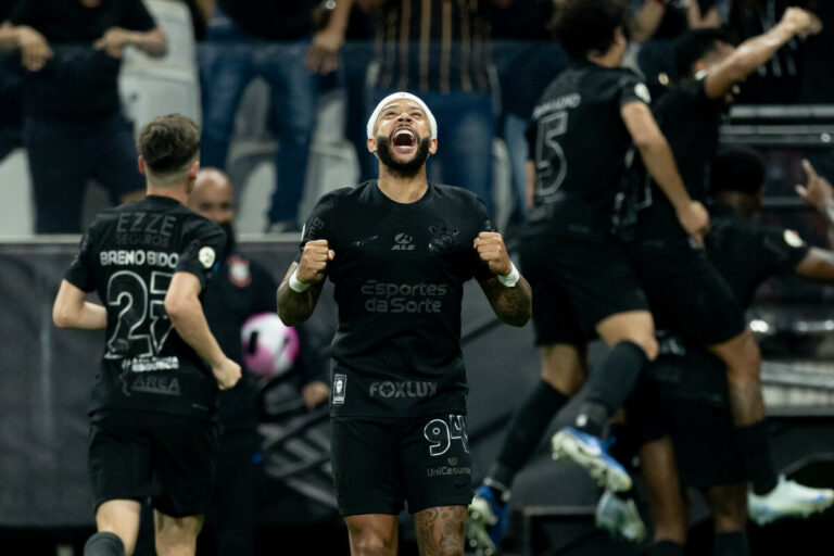 Corinthians goleia Athletico e deixa Z4 em noite mágica de Memphis