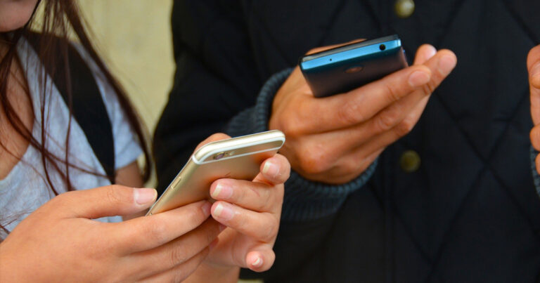 Alesp aprova projeto que proíbe uso de celular nas escolas de SP