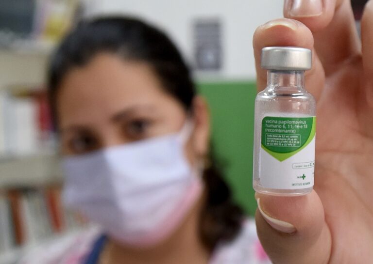 Outubro Rosa: Saúde aplica vacinas contra HPV e de rotina durante ação especial em escolas