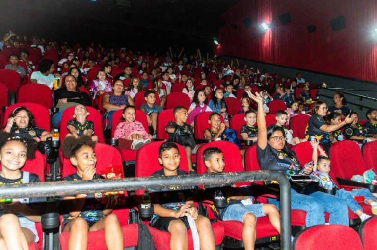 600 crianças de instituições vão ao cinema para comemorar o mês das crianças