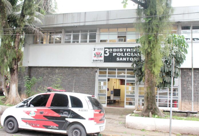 Homem furta celular, tenta esconder no estacionamento de supermercado e é preso em Santos