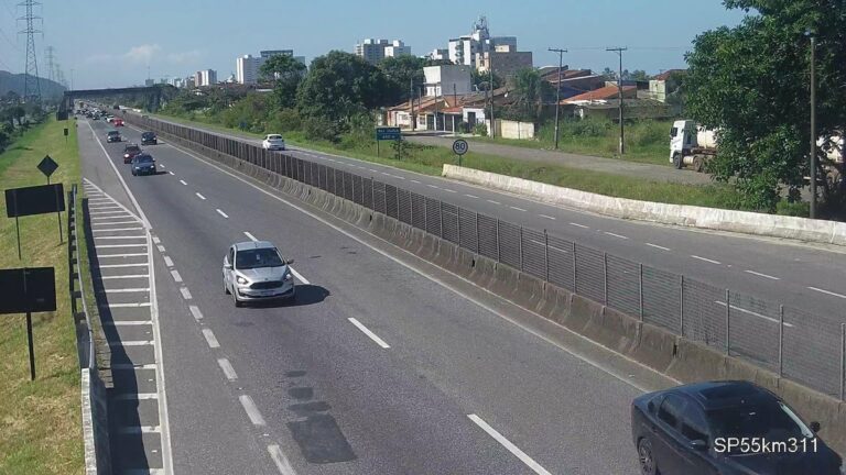 Homem morre atropelado e veículo foge sem prestar socorro em rodovia do litoral de SP