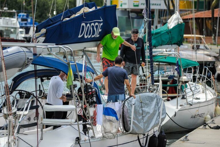 Barcos e tripulações agitam o Iate Clube de Santos à véspera da largada da 74ª Regata Santos-Rio