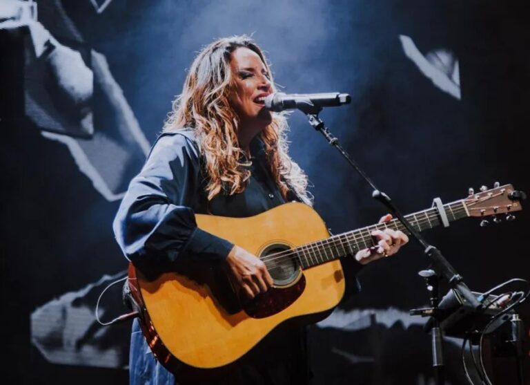 Ana Carolina encanta o público em último show da temporada 2024; apresentação acontece em Ribeirão Preto