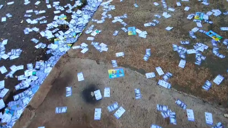 Distribuição de santinhos é proibida no dia da eleição, mas papéis se espalham por ruas do país