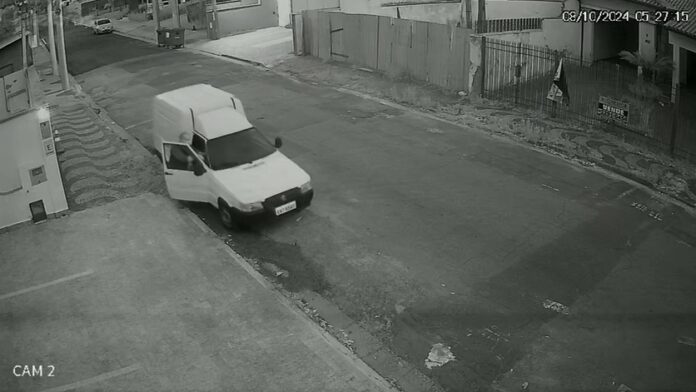 VÍDEO: Homem furta Fiorino e leva o carro empurrando