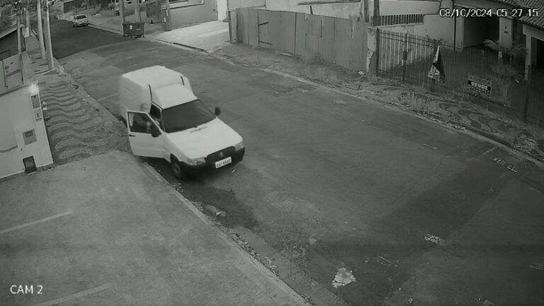 VÍDEO: Homem furta Fiorino e leva o carro empurrando