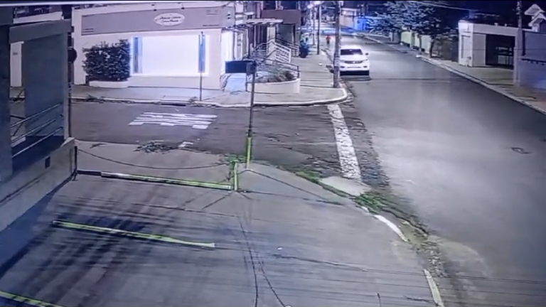 VÍDEO: Durante tentativa de assalto a caminhonete, suposto egresso da cadeia é atropelado e morre