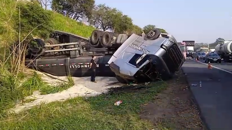 Caminhão carregado com açúcar capota na rodovia Bandeirantes
