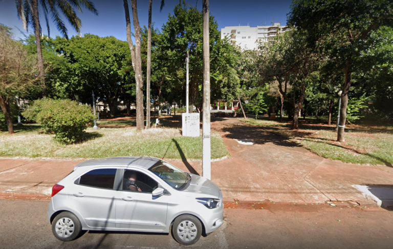 Dupla criminosa em bicicleta rouba dois celulares na Praça Sete de Setembro