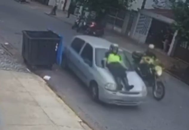 Agente de trânsito se pendura em capô de carro para não ser atropelada em cidade do litoral; VÍDEO