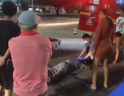 Homem de bicicleta invade via e causa acidente de moto em cidade do litoral