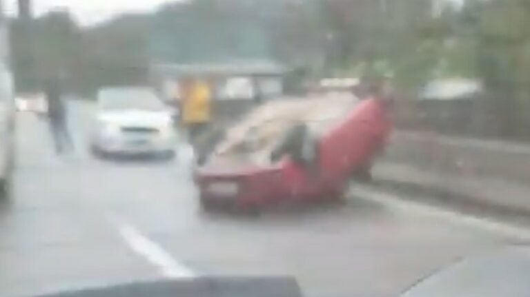 Motorista perde o controle e capota carro em rodovia do litoral