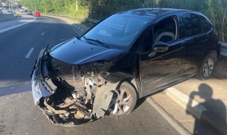 Motorista perde controle e bate em mureta da Av. Ruy Rodriguez