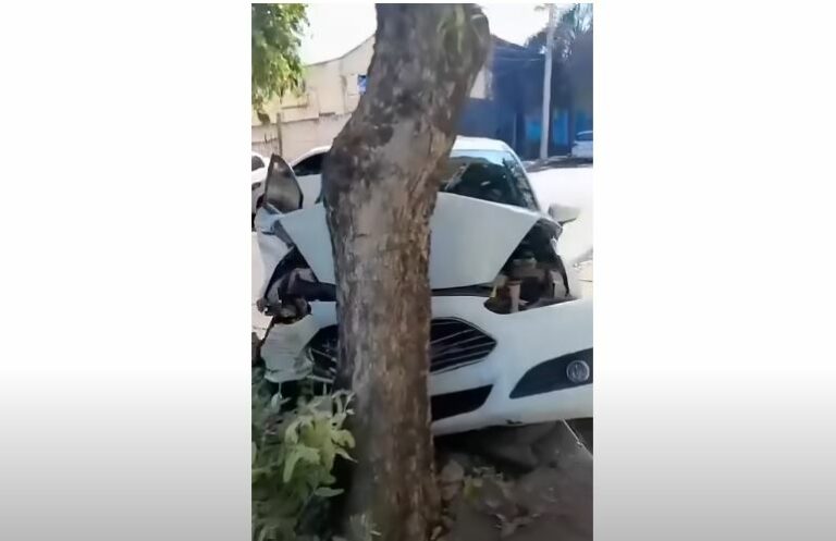 Idosa de 80 anos fica ferida após colidir carro em árvore em Birigui