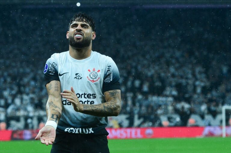 Corinthians cede empate ao Racing e deixa vaga na final da Sul-Americana aberta