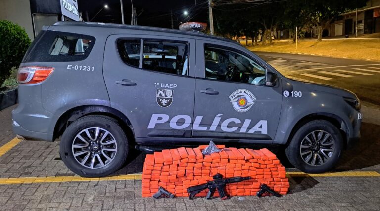 A polícia apreendeu 137 quilos e 200 gramas de maconha, 826 gramas de cocaína, além de munições de diversos calibres. Também foram encontrados no local uma pistola Taurus modelo G2C calibre 9mm com numeração suprimida, um simulacro de fuzil, dois simulacros de pistola, três celulares, quatro balanças de precisão, sete mil frascos tipo "eppendorf" vazios e uma máquina de cartão.