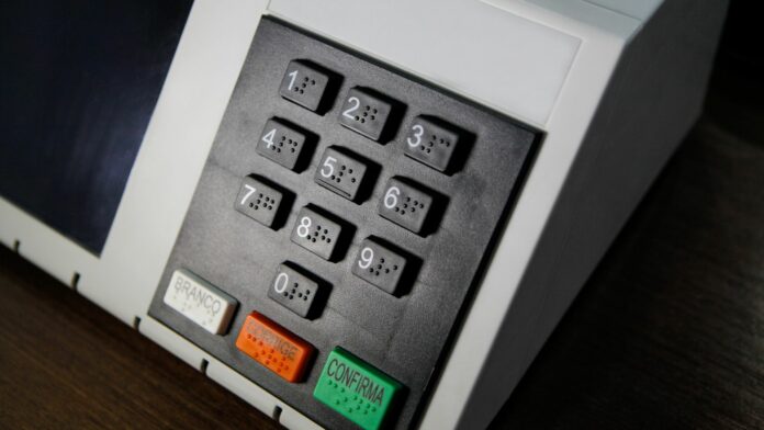 URNA A atualização pode ser feita gratuitamente pela internet, por meio do Autoatendimento Eleitoral, disponível no site do TSE