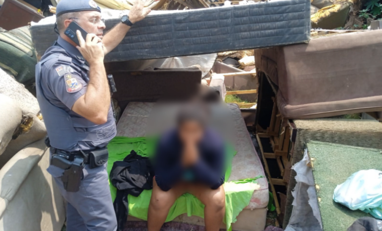 A adolescente foi encontrada em condições deploráveis, mantida em cárcere dentro de uma área usada como aterro sanitário da prefeitura, localizada no bairro Jardim Salerno.