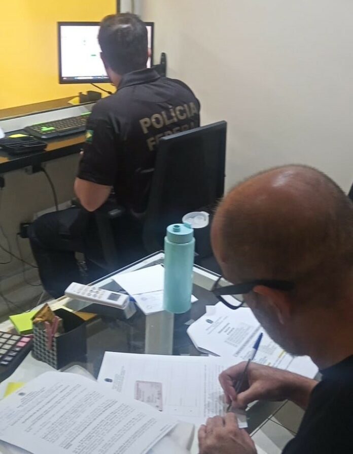 FOTO POLICIA A investigação teve início em janeiro de 2023, após a prisão de um indivíduo que transportava grandes quantias de dinheiro em espécie ocultadas em um veículo. O esquema, conforme apurado, envolvia operações ilegais de câmbio, que visavam enviar dinheiro para o exterior através da fronteira sul do Brasil.